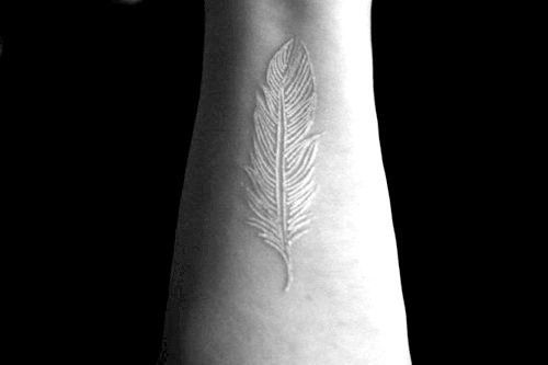 White Ink Tattoo: Piuma.