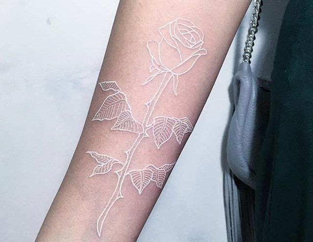White Ink Tattoo: Rosa su avambraccio.