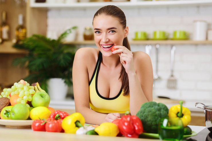 Ragazza segue una dieta ricca di frutta e verdura